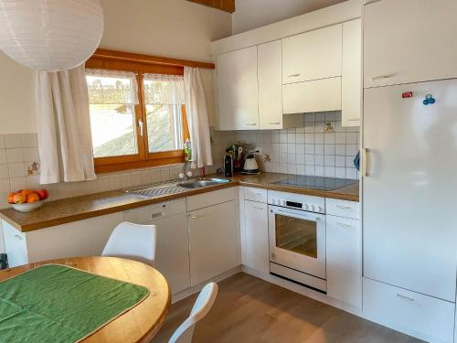 SchmittenApartment Eva by Interhome的厨房配有桌子和白色冰箱。