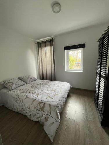 布鲁瓦Maison Centre ville Blois的一间卧室设有一张床和一个窗口