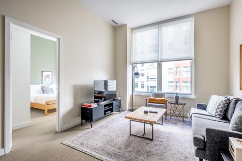 Penn Quarter 2BR w Gym Pool nr National Mall WDC-167的休息区