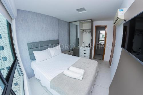 累西腓Apartamento Royale na praia de Boa Viagem的卧室配有白色床和毛巾