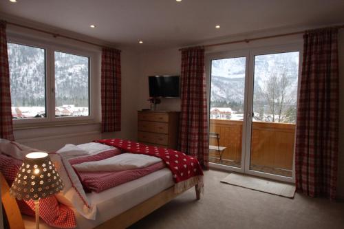 上特劳恩萨尔茨卡默古特豪斯旅馆的卧室配有床、电视和窗户。