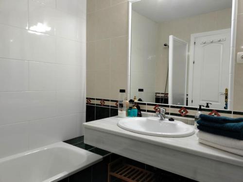 阿尔豪林格朗德Alhaurin Golf, verzorgd appartement, zonnig terras!的白色的浴室设有水槽和镜子