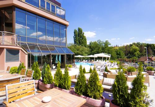 维尔蒂尼克Hotel Premier Aqua - Adults Only的一个带游泳池和大楼的度假胜地