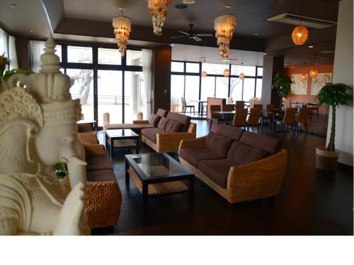 高松布凯苏酒店的带沙发、椅子和桌子的客厅