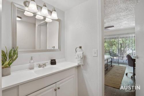 奥斯汀Walk to Everything - Fun Hyde Park Space King Bed的白色的浴室设有水槽和镜子