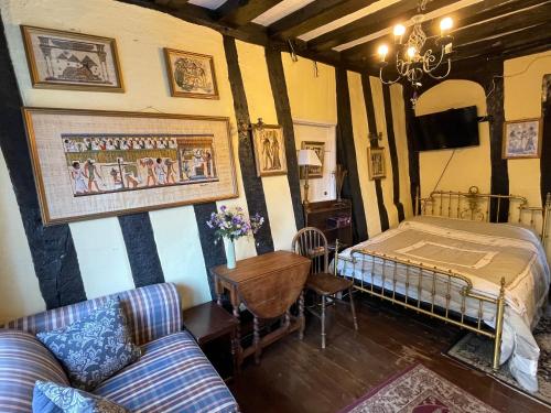 萨德伯里The Bridge Street Historic Guest House的一间卧室配有一张床、一张桌子和一张沙发