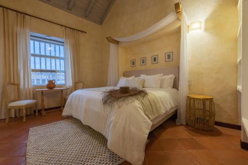 卡塔赫纳Moet Cartagena Hotel Boutique的卧室配有一张大白色床和窗户