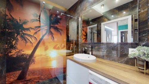 雷达Apartament 44 Aquapark Reda的浴室的墙上挂着棕榈树壁画