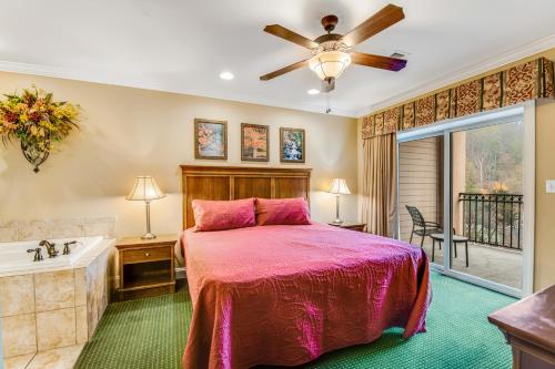 加特林堡Summit Manor Condos Unit B3052的一间卧室配有一张床、一个浴缸和一个水槽