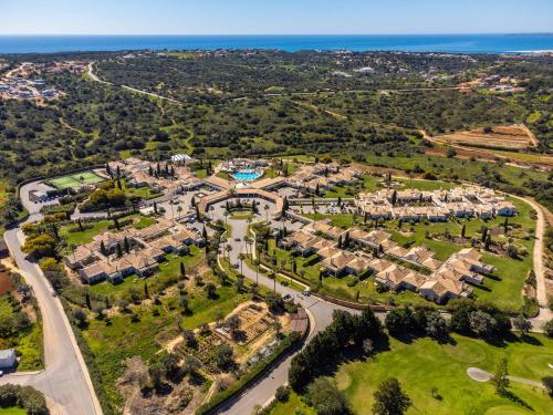 卡武埃鲁Vale d'Oliveiras Quinta Resort & Spa的房屋分隔的空中景观