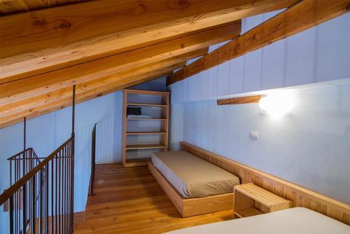 马莫拉Civico 5的小房间设有床和楼梯