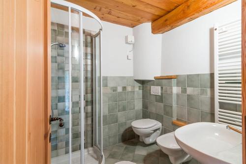马莫拉Civico 5的带淋浴、卫生间和盥洗盆的浴室