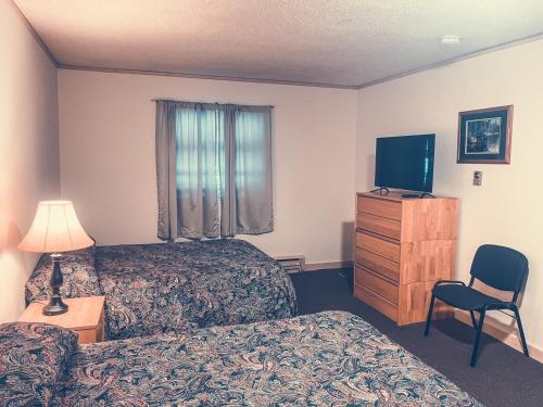 Delta JunctionDraft House & Lodge的酒店客房设有两张床和电视。