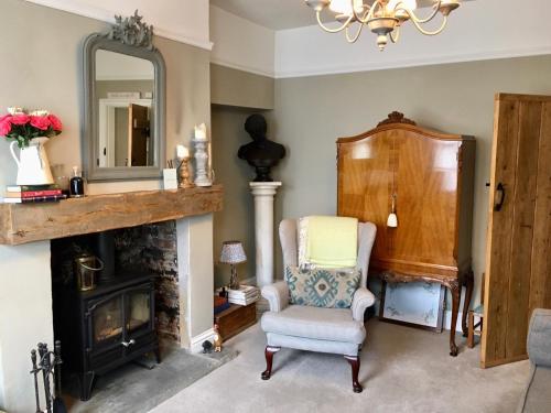 韦瑟比Garden Cottage的客厅配有椅子和镜子
