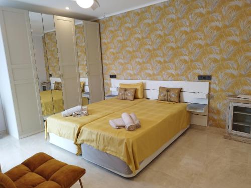 卡尔佩Modern luxury villa Paradise的一间卧室配有一张带黄色床罩的大床