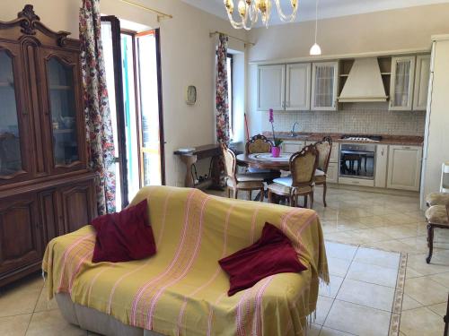 博纳索拉Appartamento Via Rezzano vista mare的带沙发的客厅和厨房