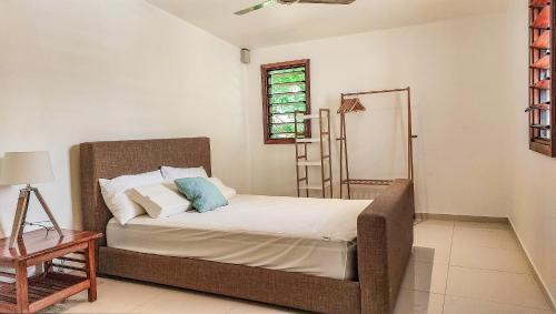 维拉港天堂角度假屋的一间卧室设有一张床和一个窗口