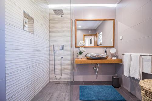 塞辛布拉7 bedrooms villa with private pool enclosed garden and wifi at Sesimbra的带淋浴、水槽和镜子的浴室
