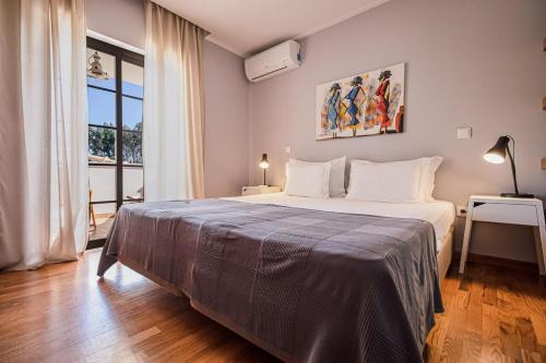 塞辛布拉7 bedrooms villa with private pool enclosed garden and wifi at Sesimbra的一间卧室设有一张大床和一个大窗户