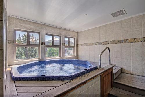 布雷肯里奇River Mtn Lodge W301的大型浴室设有大型蓝色浴缸。