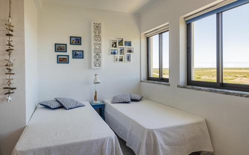 萨格里什Azul的带2扇窗户的客房内的2张床