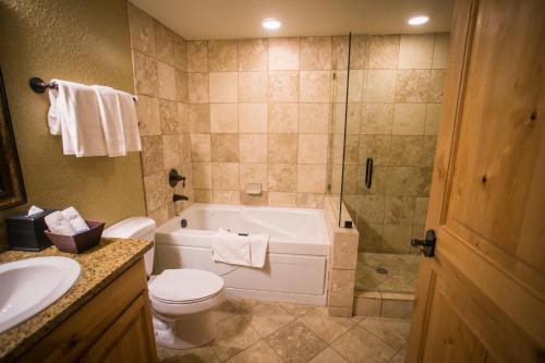 帕克城Silverado 312D的带浴缸、卫生间和盥洗盆的浴室