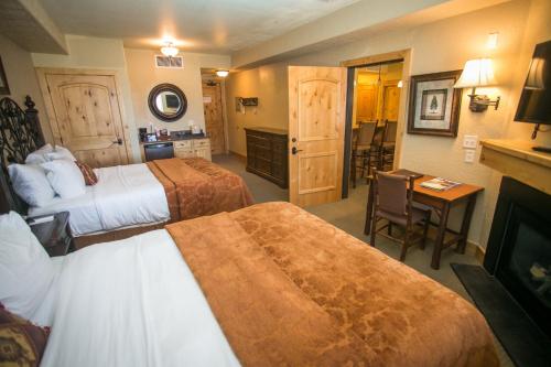 帕克城Silverado 312D的酒店客房设有两张床和壁炉