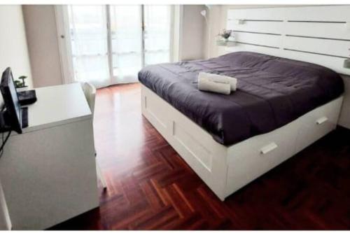 米兰Milano SanSiroHouse Rho MI Fiera的一间卧室配有一张床、一张桌子和一台电脑