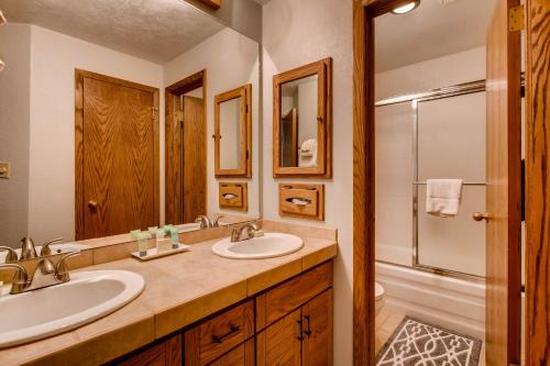 克雷斯特德比特Mountain Views From This Plaza Condo - Sleeps 6 Condo的一间带两个盥洗盆和淋浴的浴室