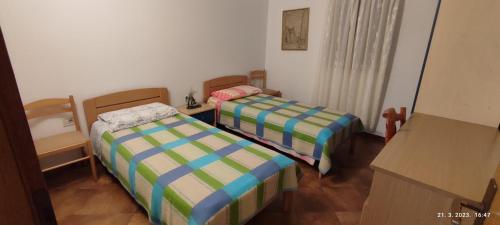 大洛希尼Apartmani Valentina的一间小房间,内设两张床