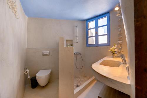 Éxo GoniáCharming Restored 300yr-0ld Guest House的一间带水槽和卫生间的浴室以及窗户。