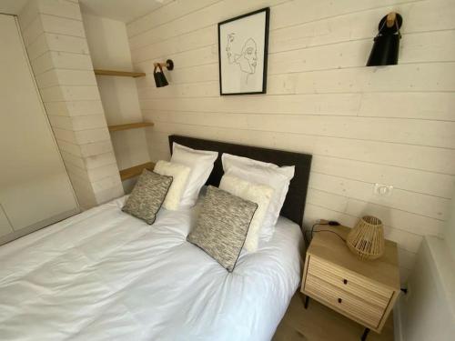 里尔Appartement 50 m2 avec Rooftop Lille Centre的一张带白色床单和枕头的床