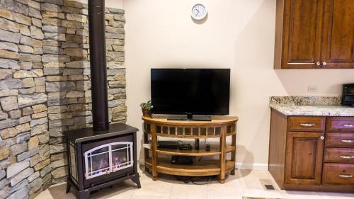 特拉基Ski Trails 4024的客厅设有壁炉和电视。