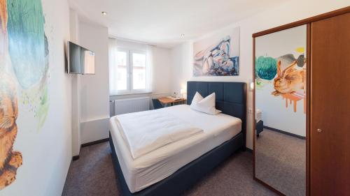 纽伦堡PrivatHotel Probst的一间小卧室,配有一张床和镜子