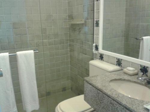 马塞约Jatiúca Resort Flat 404的一间带水槽、卫生间和镜子的浴室