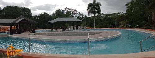 CaciqueVillas Club Ámbar的度假村内的大型游泳池