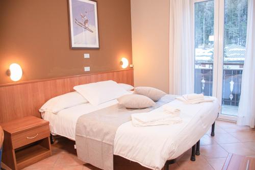 巴多尼奇亚拉贝杜拉酒店的一间卧室设有两张床和窗户。