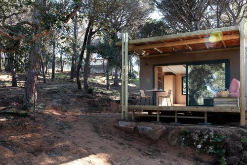 圣塔克里斯蒂纳阿鲁wecamp Santa Cristina的树林中带桌椅的小房子