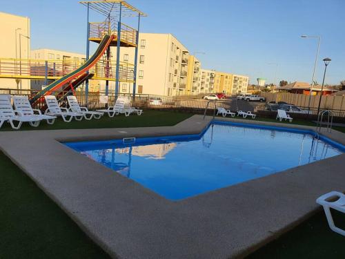 卡尔德拉Casa de descanso的一个带滑梯和椅子的游泳池以及一个游乐场