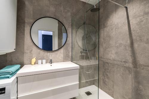 阿雅克修Magnifique appartement vue mer, spacieux et traversant的一间带水槽和镜子的浴室
