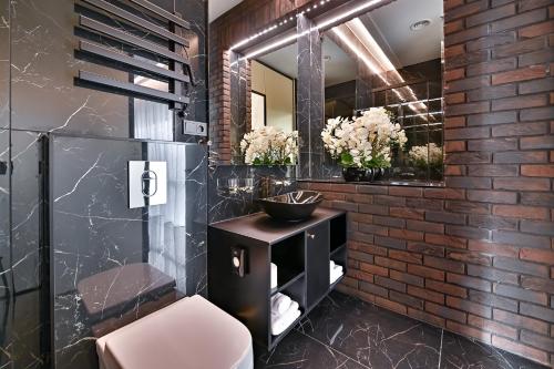 考纳斯Diamond svečių namai的一间带水槽和镜子的浴室