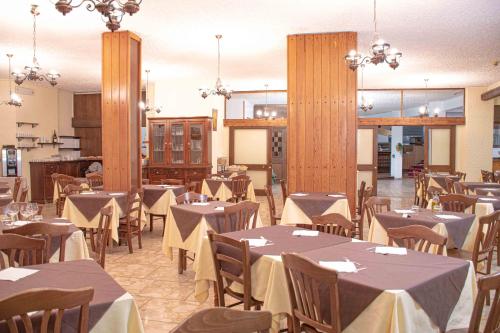 巴多尼奇亚拉贝杜拉酒店的用餐室配有桌椅
