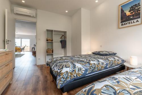 阿雅克修Magnifique appartement vue mer, spacieux et traversant的一间卧室,配有两张床
