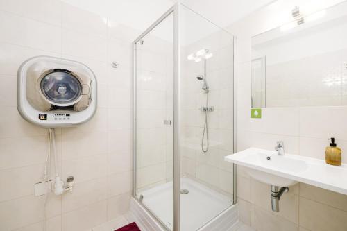 布拉迪斯拉发Self check-in apartments by Amber的带淋浴和盥洗盆的浴室