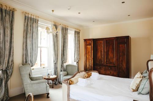HernehillMount Ephraim B&B的一间卧室配有一张床、两把椅子和一个窗户