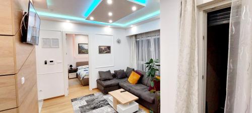 巴尼亚卢卡Extra Apartment town centre的带沙发和电视的客厅