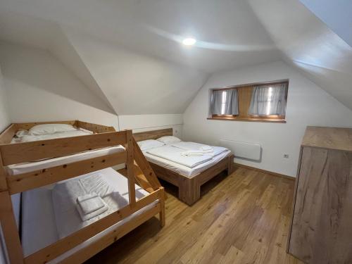 摩拉瓦托普利采Apartments Prekmurska vas - Vital Resort的铺有木地板的客房内配有两张双层床。
