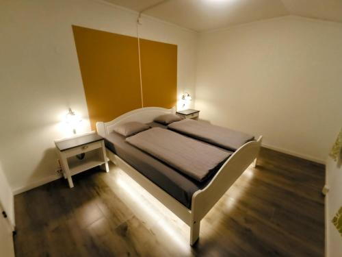 Exklusiv flat with office 25 min from Östersund的一间卧室配有床和2个床头柜