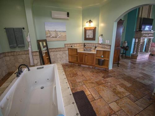 BarrónMazatln Villa Del Mar With Pool的带浴缸和盥洗盆的大浴室