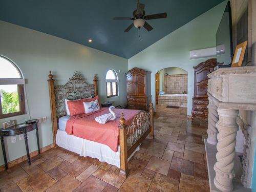 BarrónMazatln Villa Del Mar With Pool的一间卧室配有一张床和吊扇